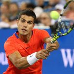 Carlos Alcaraz de España devuelve una volea contra Cameron Norrie del Reino Unido durante los cuartos de final del abierto Western and Southern Masters 2022 -Masters de Cincinnati-, hoy, en el Lindner Family Tennis Center en Mason, Ohio (EE.UU.). EFE/Mark Lyons