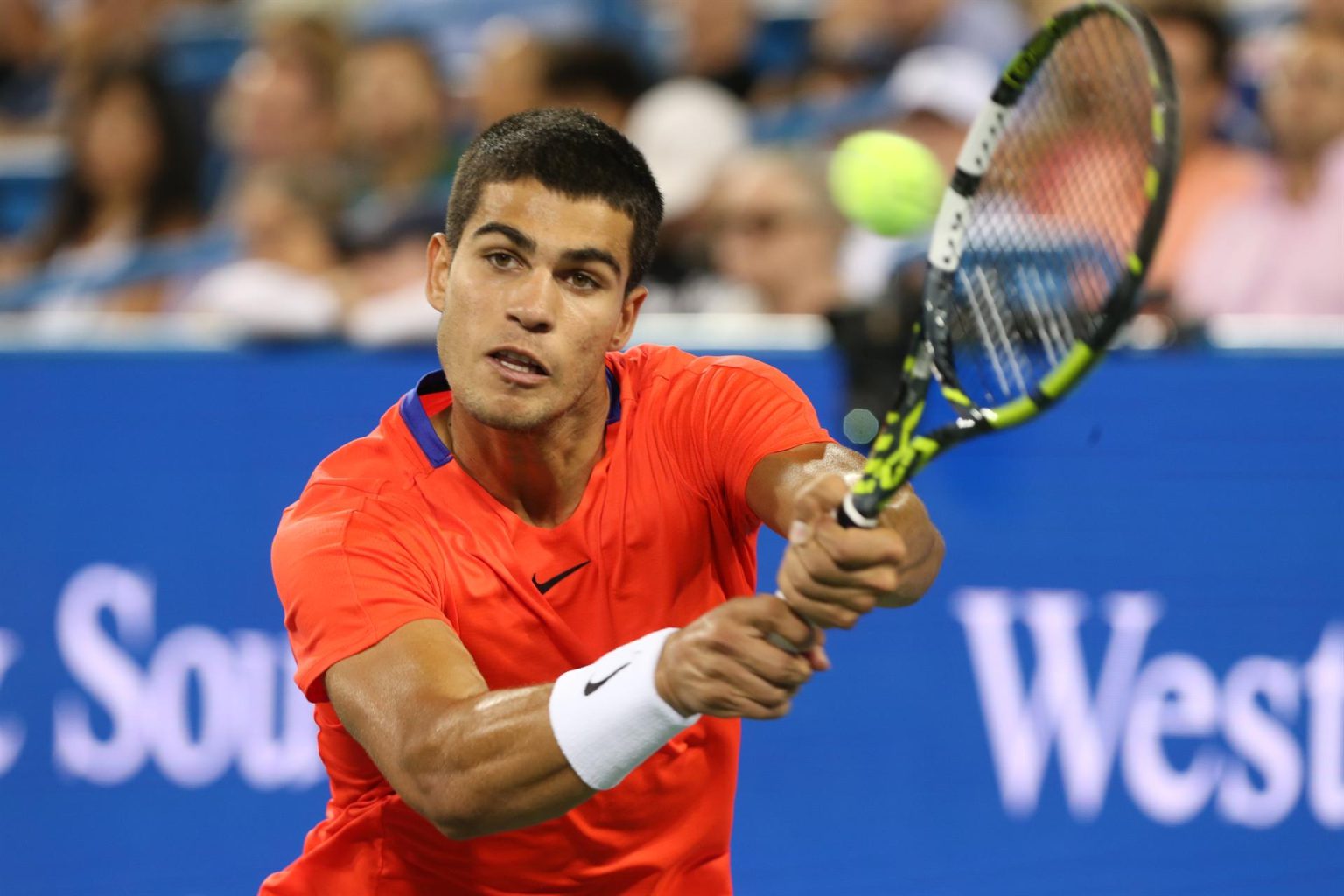 Carlos Alcaraz de España devuelve una volea contra Cameron Norrie del Reino Unido durante los cuartos de final del abierto Western and Southern Masters 2022 -Masters de Cincinnati-, hoy, en el Lindner Family Tennis Center en Mason, Ohio (EE.UU.). EFE/Mark Lyons