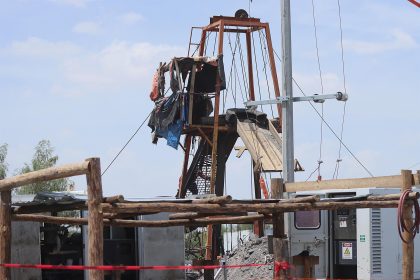 Fotografía de la zona donde se trabaja en el rescate de 10 mineros atrapados en una mina, el 5 de agosto de 2022, en el municipio de Sabinas, en Coahuila (México). EFE/ Antonio Ojeda