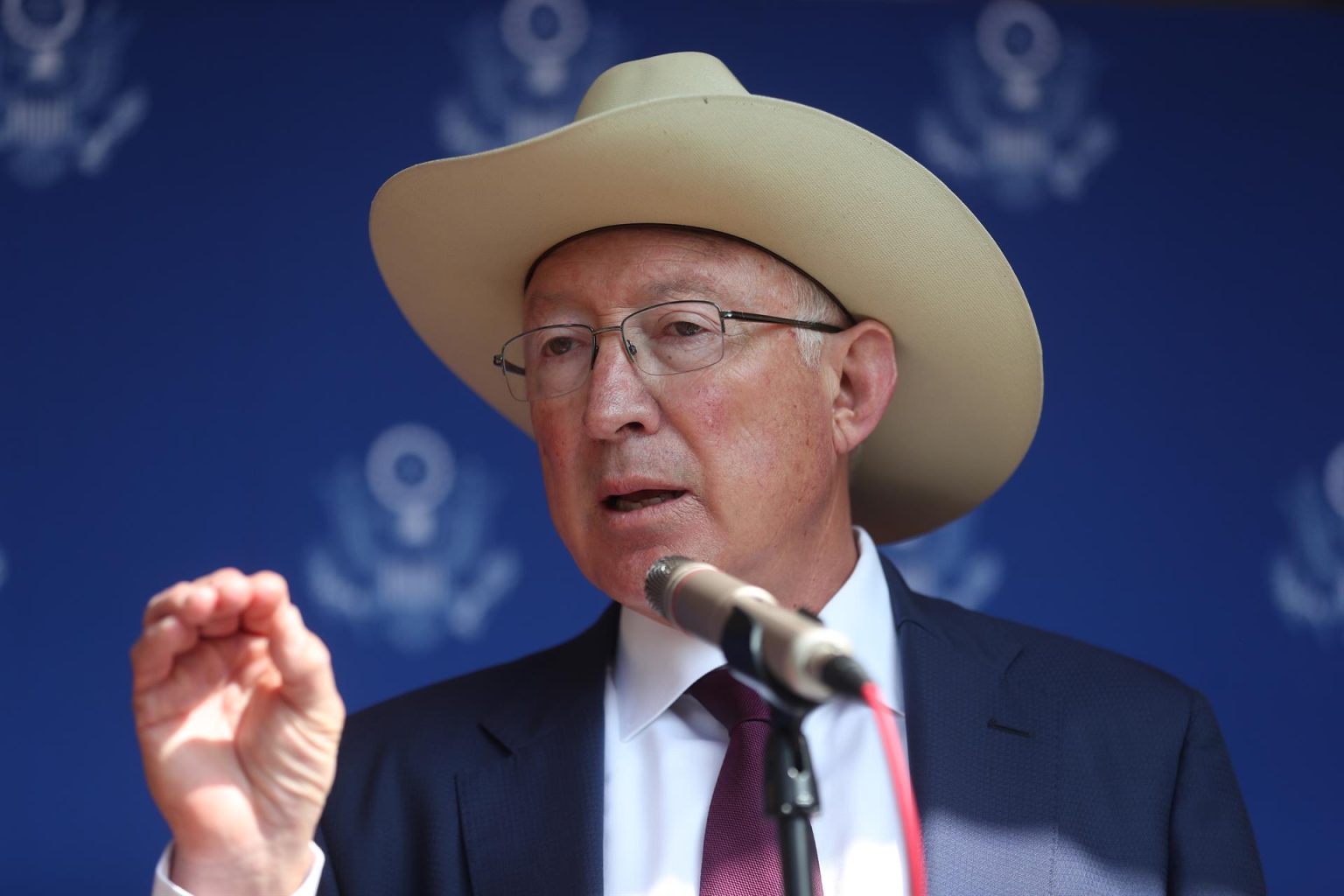 El embajador de Estados Unidos en México, Ken Salazar, habla hoy, durante una rueda de prensa en Ciudad de México (México). EFE/Sáshenka Gutiérrez