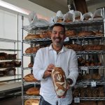 Don Guerra, nombrado el mejor panadero artesanal  de los Estados Unidos, posa para Efe el 29 de julio de 2022, en Tucson (EE. UU). EFE/ María León