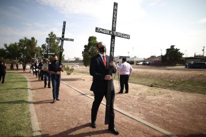 La comunidad latina recordó los nombres de las 23 víctimas del peor ataque racista contra la comunidad latina cometido en Estados Unidos, al cumplirse el tercer aniversario de la masacre en una tienda Walmart, en El Paso, Texas (EE. UU). Imagen de archivo. EFE/ Jesús Rosales