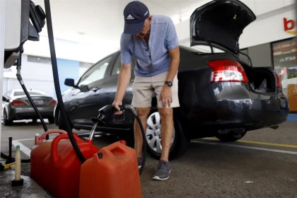 Un hombre se abastece de gasolina en la ciudad de Ponce, en la costa sur de Puerto Rico. Imagen de archivo. EFE/ Thais Llorca