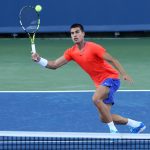 Carlos Alcaraz de  España devuelve una pelota ante Mackenzie McDonald de los Estados Unidos hoy, en un partido de la segunda ronda del Masters 1.000 de Cincinnati en el Lindner Family Tennis Center, en Mason (EE.UU.). EFE/Mark Lyons