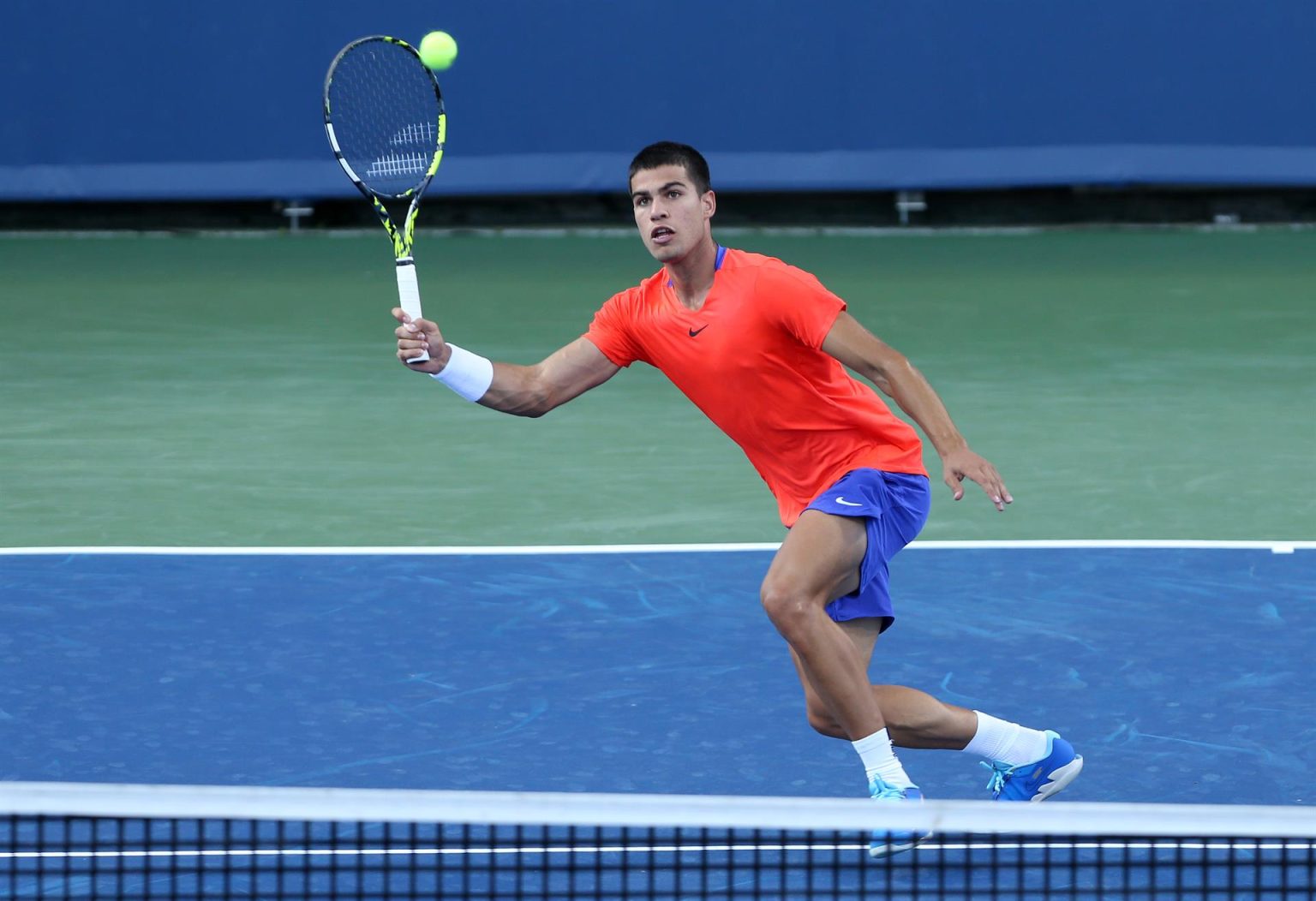 Carlos Alcaraz de  España devuelve una pelota ante Mackenzie McDonald de los Estados Unidos hoy, en un partido de la segunda ronda del Masters 1.000 de Cincinnati en el Lindner Family Tennis Center, en Mason (EE.UU.). EFE/Mark Lyons