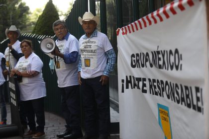 Un grupo de representantes de los Comités de Cuenca Rio Sonora (CCRS) protestan a las afueras de las oficinas de Grupo México, hoy en la Ciudad de México (México). EFE/Sáshenka Gutiérrez