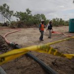 Fotografía del 13 de agosto de 2022 donde se observa a personal de rescate durante una jornada de trabajo en la zona donde se encuentran atrapados mineros en el municipio de Sabinas en Coahuila (México). EFE/Aintonio Ojeda