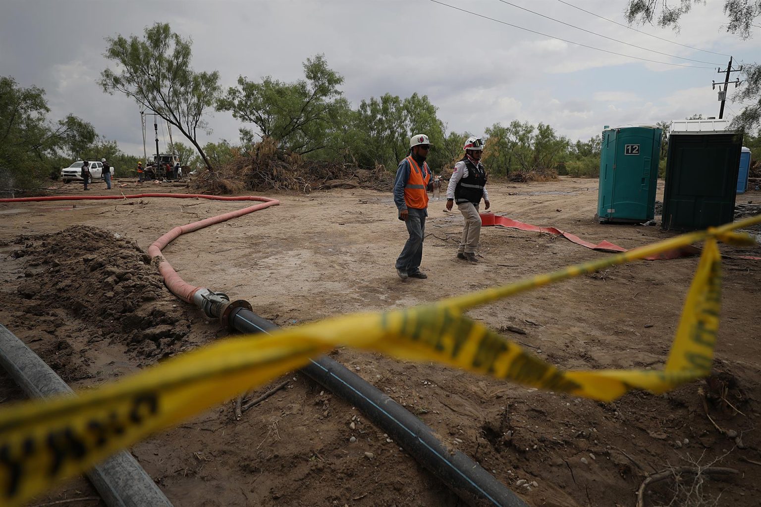 Fotografía del 13 de agosto de 2022 donde se observa a personal de rescate durante una jornada de trabajo en la zona donde se encuentran atrapados mineros en el municipio de Sabinas en Coahuila (México). EFE/Aintonio Ojeda