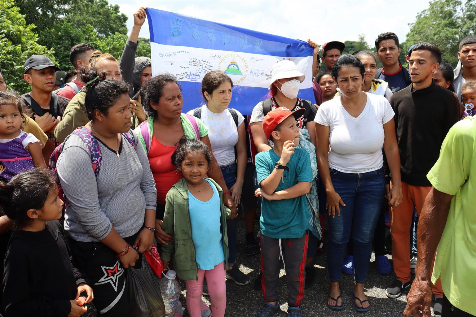 Migrantes centroamericanos partieron de la ciudad de Tapachula, con rumbo al municipio de Villa Comaltitlán, hoy en Chiapas (México). EFE/Juan Manuel Blanco