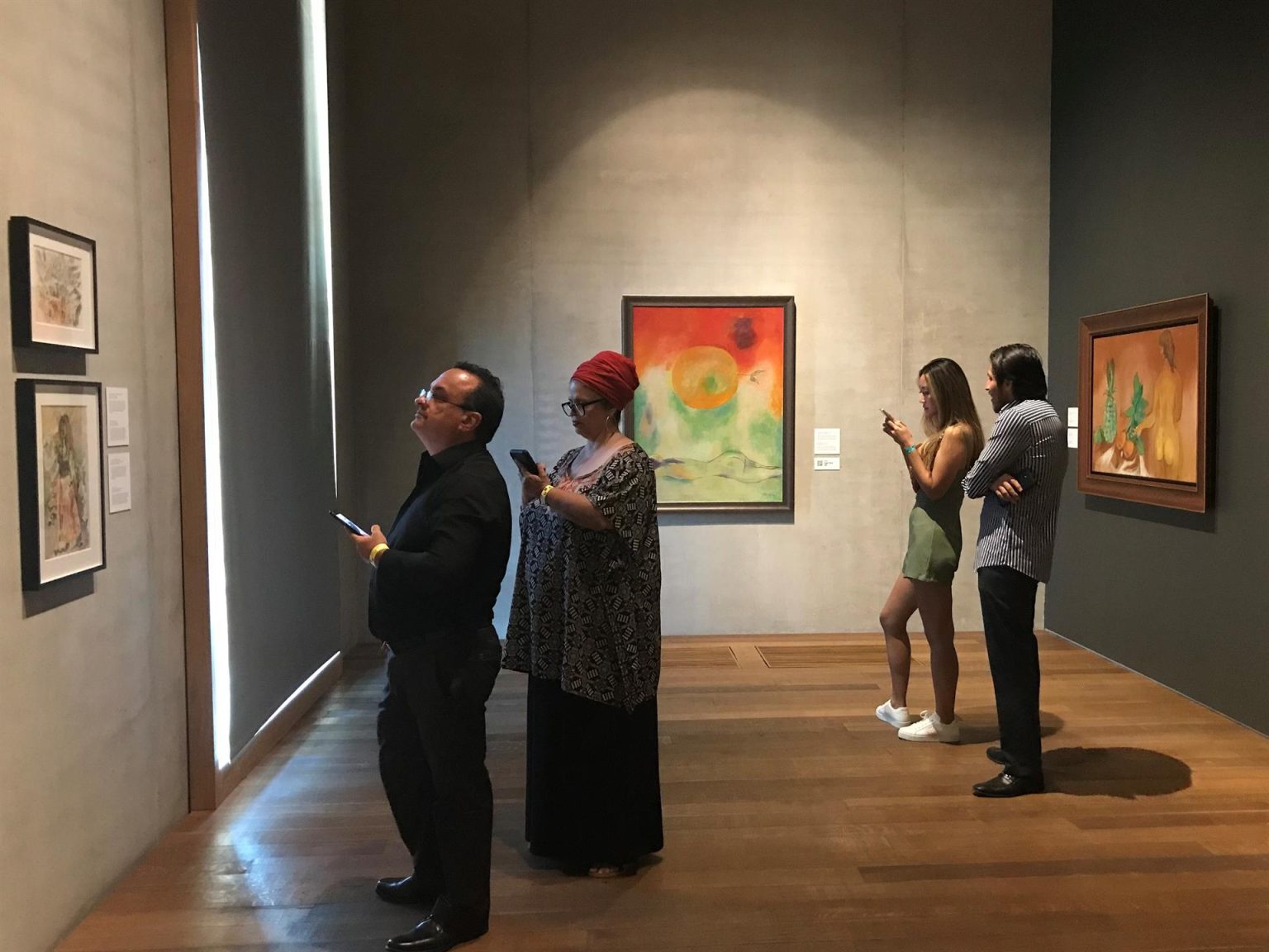 Visitantes observan las obras del pintor cubano Mariano Rodríguez durante la exposición "Miariano: variaciones sobre un tema", en el Museo de Arte Pérez de Miami (PAMM), el 4 de agosto de 2022, en Miami (Estados Unidos). EFE/ Ana Mengotti