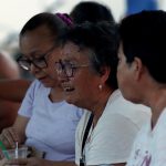 Familiares esperan noticias de los mineros atrapados tras el derrumbe en una mina de carbón el 3 de agosto de 2022 en el municipio de Sabinas, estado de Coahuila (México).EFE/Antonio Ojeda