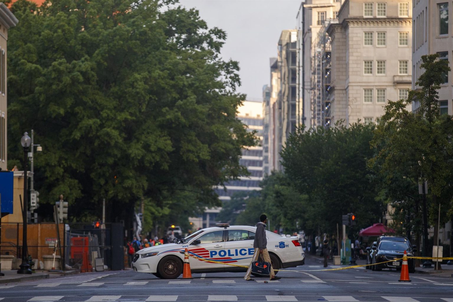 El rayo impactó en la plaza de Lafayette, que se encuentra justo al norte de la Casa Blanca, en medio de la gran tormenta que está cayendo esta tarde en Washington. Fotografía de archivo. EFE/EPA/SHAWN THEW