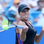 La tenista estadounidense Madison Keys devuelve hoy una pelota contra la polaca Iga Swiatek, durante un partido por la tercera ronda del Masters de Cincinnati en el Lindner Family Tennis Center de Mason, Ohio (EE.UU). EFE/ Mark Lyons