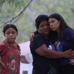Familiares de los mineros atrapados en un pozo esperan información y el desenlace de los trabajos de rescate hoy, en el municipio de Sabinas, en Coahuila (México). EFE/ Antonio Ojeda