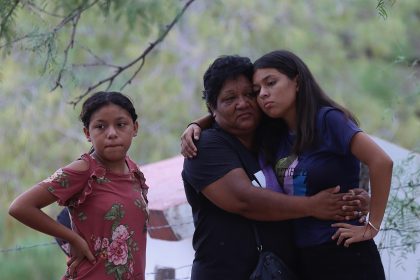 Familiares de los mineros atrapados en un pozo esperan información y el desenlace de los trabajos de rescate hoy, en el municipio de Sabinas, en Coahuila (México). EFE/ Antonio Ojeda