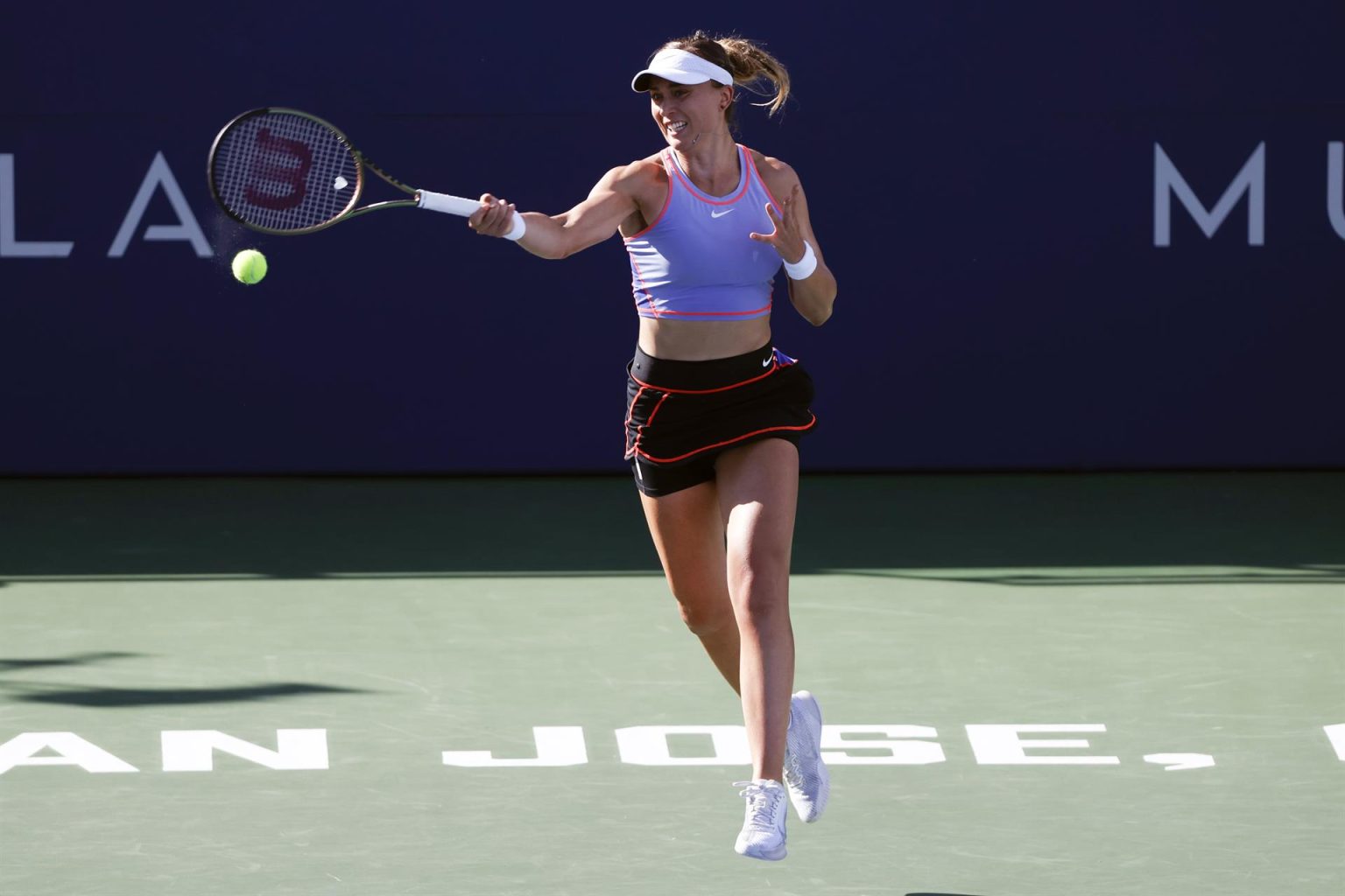 Paula Badosa de España en acción frente a Coco Gauff de Estados Unidos durante el torneo de San José, California (EE.UU.), este 5 de agosto de 2022. EFE/EPA/John G. Mabanglo