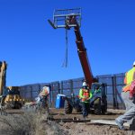 Imagen de archivo que muestra a obreros y maquinaria trabajando en el muro fronterizo en Texas (EEUU). EFE/ Luis Torres