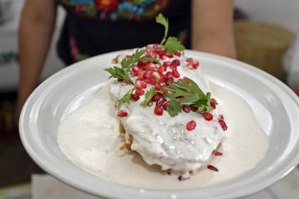 Vista de un plato con chile en nogada, en la feria del típico platillo el 21 de agosto de 2022, en San Nicolás de los Ranchos, Puebla (México). EFE/Hilda Ríos