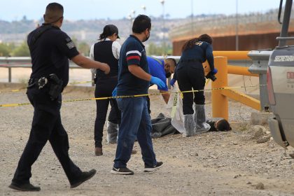 -Trabajadores de servicios periciales y del equipo de Bomberos, rescatan hoy el cuerpo de una niña migrante en las orillas de rio bravo en Ciudad Juárez, Chihuahua (México). EFE/Luis Torres