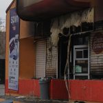 Bomberos trabajan en una tienda que fue incendiada por personas armadas hoy en Ciudad Juárez, estado de Chihuahua (México). EFE/Luis Torres