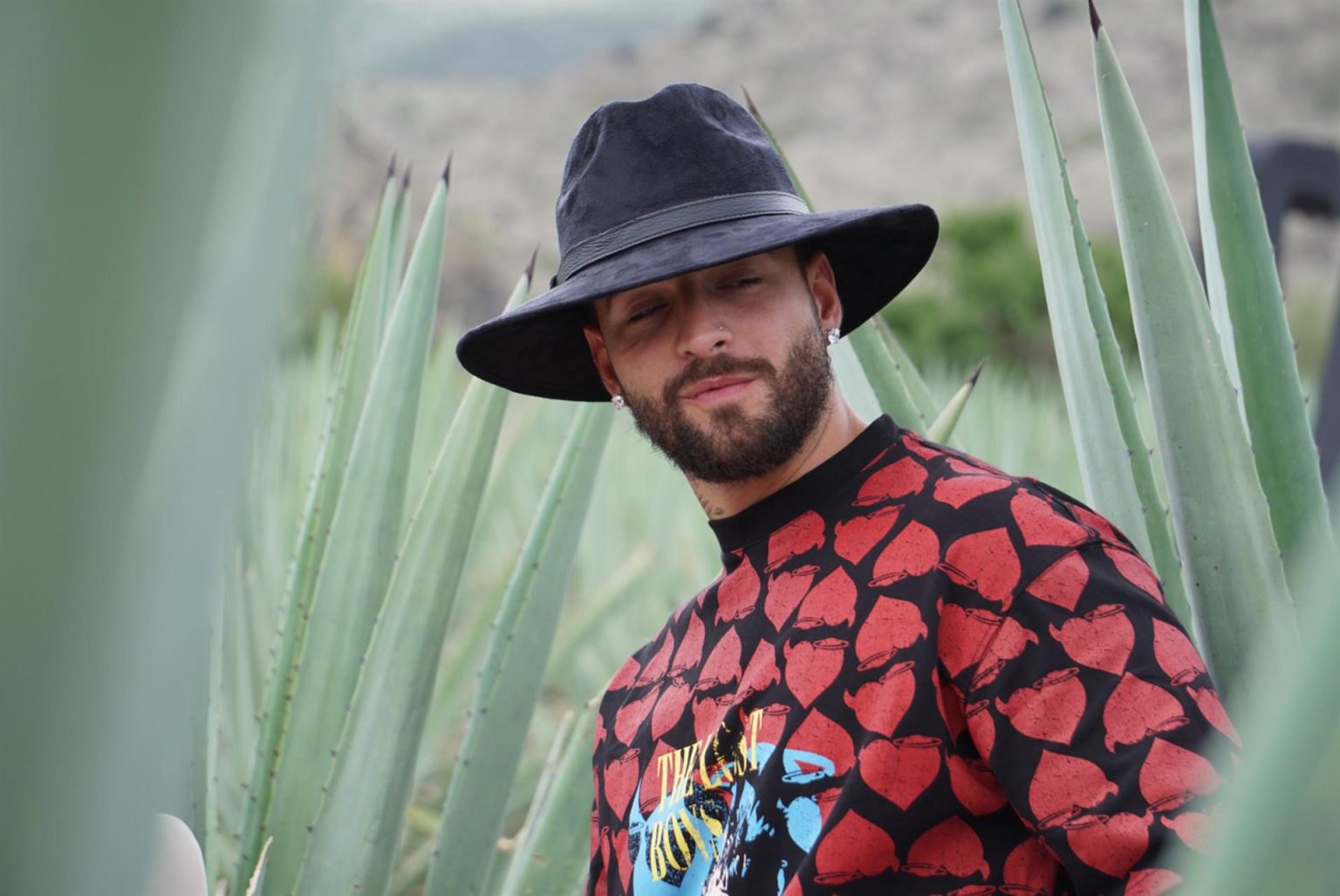 El cantante colombiano Maluma es visto este viernes, durante las actividades del Mercedes- Benz Fashión Week, celebrado en municipio de Mitla, en el estado de Oaxaca (México). EFE/Daniel Ricardez