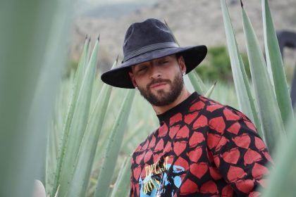 El cantante colombiano Maluma es visto este viernes, durante las actividades del Mercedes- Benz Fashión Week, celebrado en municipio de Mitla, en el estado de Oaxaca (México). EFE/Daniel Ricardez