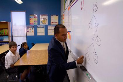 La Asociación Nacional de Educación calcula que el país necesita unos 300.000 profesores y personal de apoyo para colmar las necesidades de los estudiantes. Imagen de archivo. EFE/Felipe Chacon