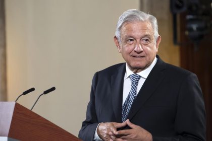 Fotografía cedida por la Presidencia de México del mandatario, Andrés Manuel López Obrador, durante una rueda de prensa en el Palacio Nacional, en Ciudad de México (México). EFE/ Presidencia De México / SOLO USO EDITORIAL/ SOLO DISPONIBLE PARA ILUSTRAR LA NOTICIA QUE ACOMPAÑA (CRÉDITO OBLIGATORIO)