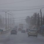 Carros transitan por la Carretera 2 en plenas lluvias y entre la alerta por la posible tormenta tropical Fred, en Vega Alta (Puerto Rico). Imagen de archivo. EFE/ Thais Llorca