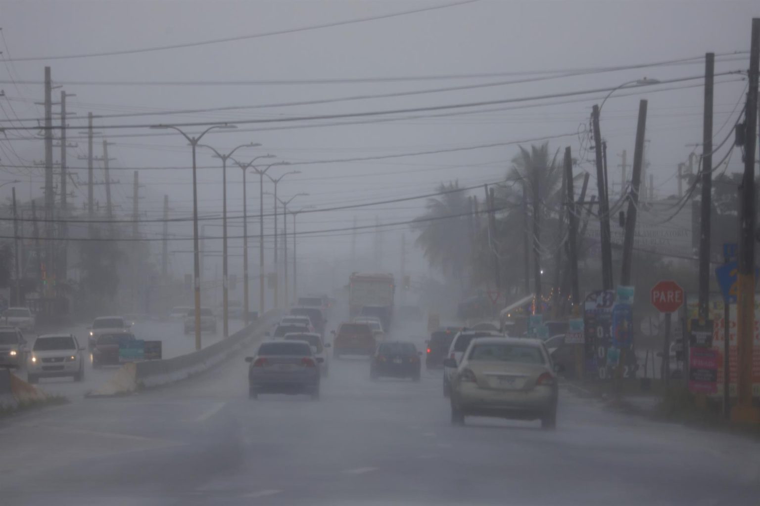 Carros transitan por la Carretera 2 en plenas lluvias y entre la alerta por la posible tormenta tropical Fred, en Vega Alta (Puerto Rico). Imagen de archivo. EFE/ Thais Llorca