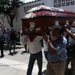 Familiares y amigos asisten al funeral del periodista mexicano asesinado Fredy Román Román hoy, en el municipio de Chilpancingo, estado de Guerrero (México).
 EFE/Jose Luis de la Cruz