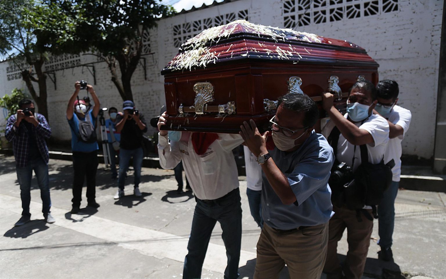 Familiares y amigos asisten al funeral del periodista mexicano asesinado Fredy Román Román hoy, en el municipio de Chilpancingo, estado de Guerrero (México).
 EFE/Jose Luis de la Cruz