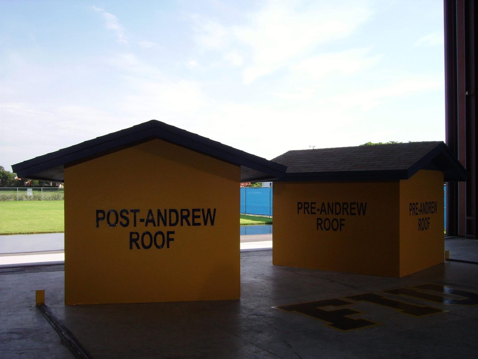 Fotografía de archivo fechaa el 21 de agosto de 2012 de una construida bajo el código de construcción en Florida después del paso del huracán Andrew (i) y otra con los materiales previos a Andrew (d). EFE/ Sonia Osorio