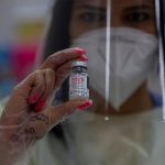 Fotografía de archivo de una enfermera que prepara una dosis de la vacuna de Moderna contra la covid-19, en la Plaza de las Américas en San Juan (Puerto Rico). EFE/Thais Llorca