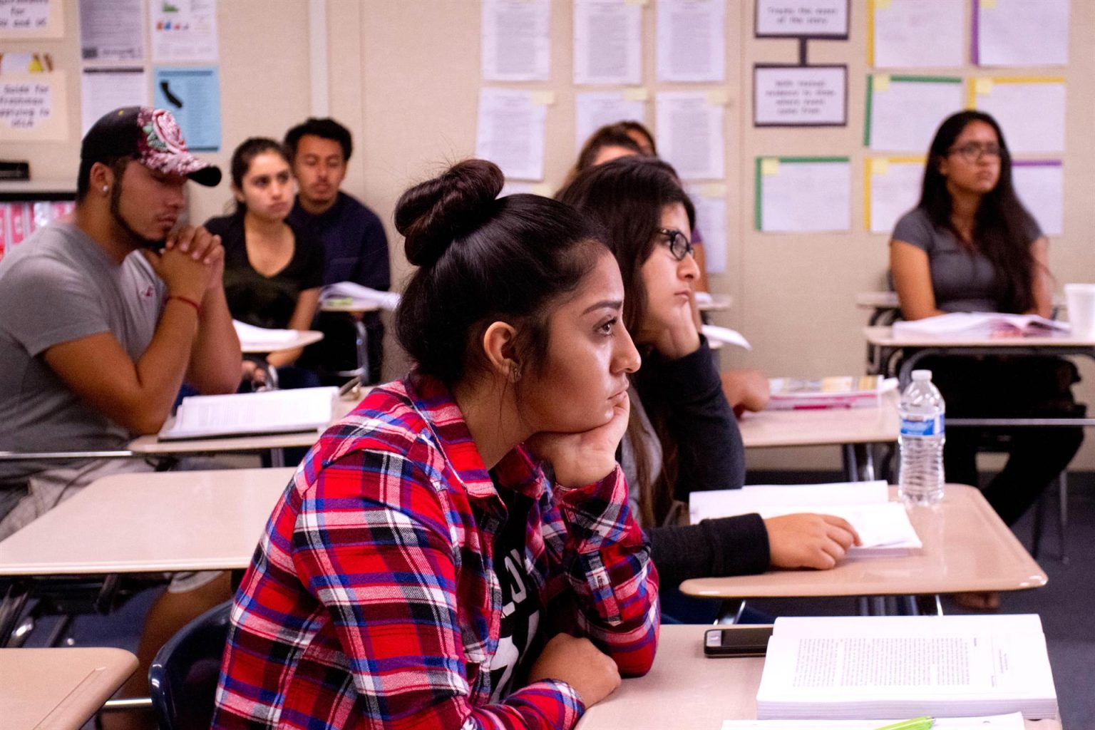 Vista de varios estudiantes mientras toman clase. Imagen de archivo. EFE/Felipe Chacón