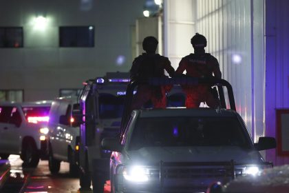 Miembros de la Marina y de la Policía Federal Ministerial realizan un operativo en el Hangar de la Fiscalía General de la República Mexicana para llevar a cabo el traslado del capo Rafael Caro Quintero al Penal del Altiplano, Ciudad de México (México).Imagen de archivo. EFE/ José Méndez