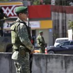 Militares montan guardia en el sitio donde asesinaron a 6 hombres. Imagen de archivo. EFE/STR