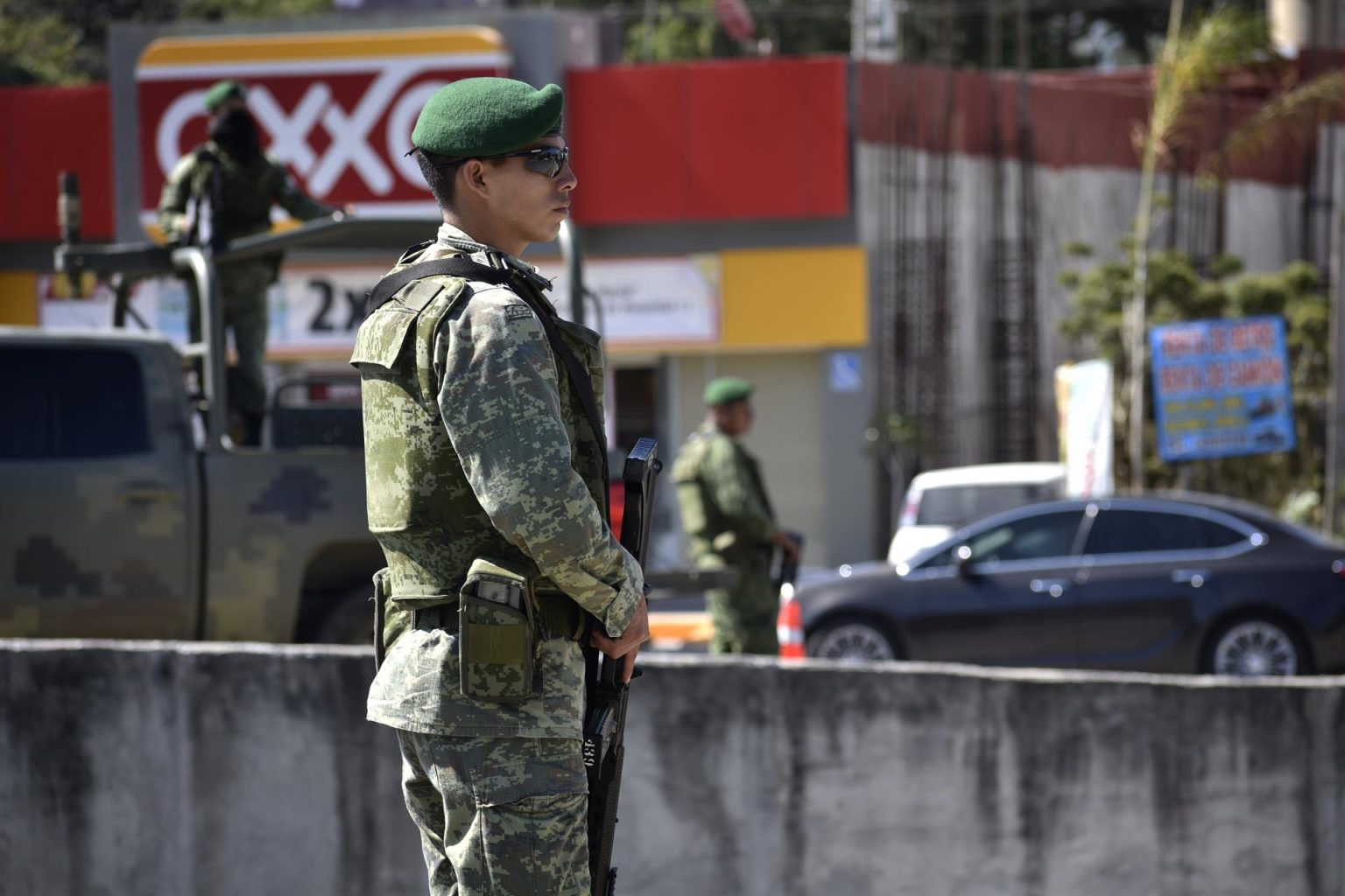 Militares montan guardia en el sitio donde asesinaron a 6 hombres. Imagen de archivo. EFE/STR