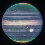 Fotografía cedida por la NASA donde se aprecia una imagen de júpiter tomada por la cámara de infrarrojo cercano (NIRcam) del Telescopio Espacial James Webb (JWST) y procesada por Judy Schmidt a partir de tres filtros: F360M (rojo), F212N (amarillo-verde) y F150W2 (cian), y alineación debido a la rotación del planeta. EFE/ Nasa/esa/csa/equipo Ers SOLO USO EDITORIAL SOLO DISPONIBLE PARA ILUSTRAR LA NOTICIA QUE ACOMPAÑA (CRÉDITO OBLIGATORIO)