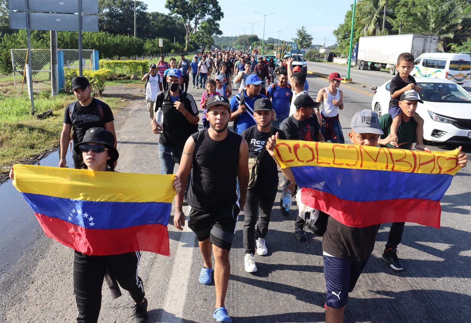Migrantes centroamericanos caminan en caravana hacia San Pedro Tapanatepec hoy, en Tapachula (México). EFE/ Juan Manuel Blanco