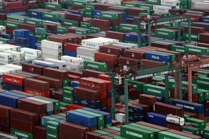 En el sexto mes del año las importaciones bajaron en Estados Unidos un 0,3 % respecto a mayo y se situaron en 340.400 millones de dólares, mientras que las exportaciones aumentaron un 1,7 %, hasta los 260.800 millones de dólares. En la imagen un registro de archivo de cientos de contenedores en un puerto. EFE/Kimimasa Mayama