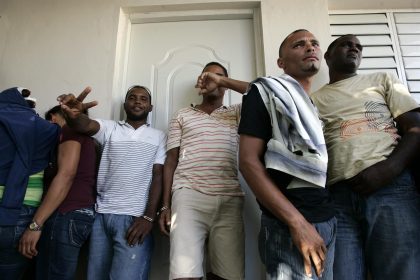 Luego de la detención, los guardacostas entregaron a los detenidos a la tripulación que viajaba en la embarcación Joseph Tezanos para su debida repatriación a Punta Cana, en República Dominicana. Imagen de archivo. EFE/Orlando Barría