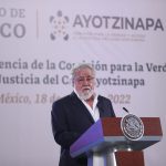 El subsecretario de Derechos Humanos, Población y Migración de la Secretaría de Gobernación (SG), Alejandro Encinas, habla hoy, durante una rueda de prensa en el Palacio Nacional en Ciudad de México (México). EFE/Sáshenka Gutiérrez