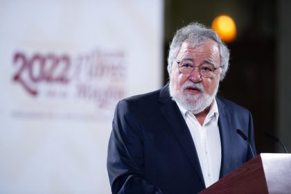 Fotografía cedida hoy por la presidencia de México del subsecretario de Derechos Humanos, Alejandro Encinas, durante su participación en una rueda de prensa del presidente de México, Andrés Manuel López Obrador, en Palacio Nacional en la Ciudad de México (México). EFE/Presidencia de México/SOLO USO EDITORIAL/SOLO DISPONIBLE PARA ILUSTRAR LA NOTICIA QUE ACOMPAÑA(CRÉDITO OBLIGATORIO)