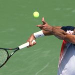 Marin Cilic de Croacia sirve ante Jaume Munar de España hoy, en un partido de la primera ronda del torneo Masters de tenis de Cincinnati 2022 en Centro Lindner Family Tennis en Mason (EE.UU.). EFE/ Mark Lyons