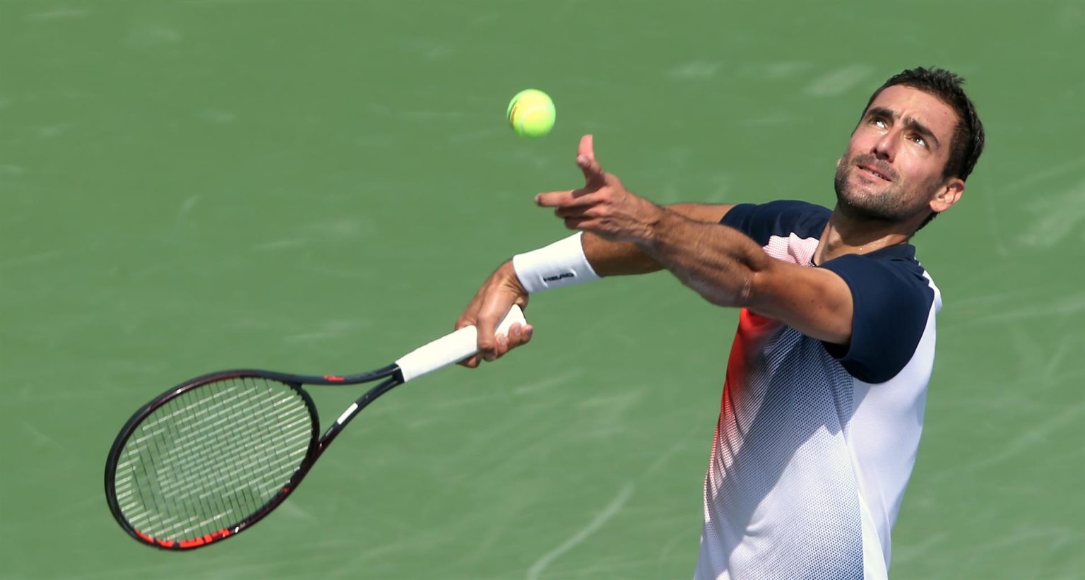 Marin Cilic de Croacia sirve ante Jaume Munar de España hoy, en un partido de la primera ronda del torneo Masters de tenis de Cincinnati 2022 en Centro Lindner Family Tennis en Mason (EE.UU.). EFE/ Mark Lyons