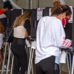 Personas llenan sus papeletas de votación en el centro de votación en Miami Beach, Florida. Imagen de archivo. EFE/Giorgio Viera