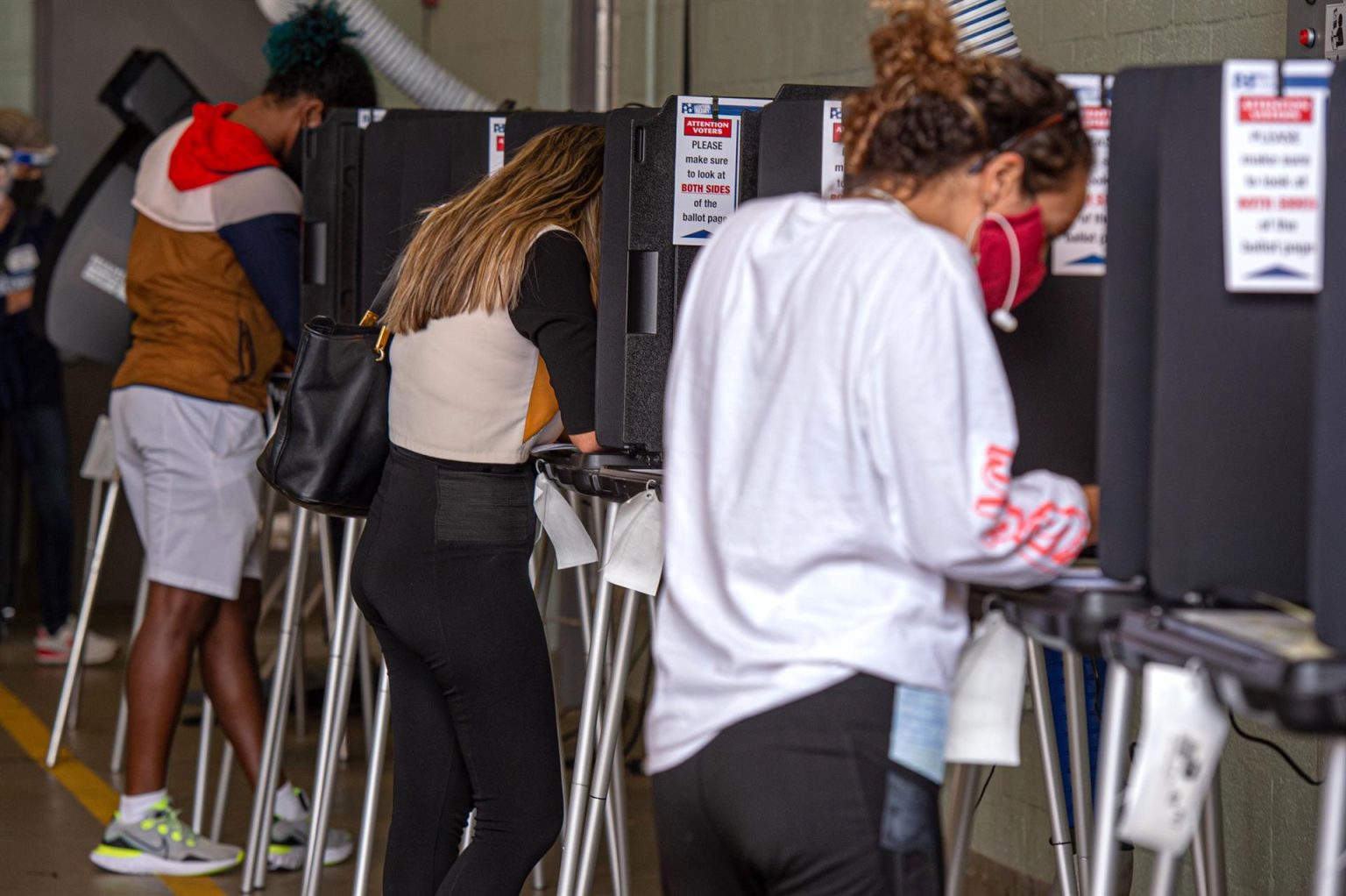 Personas llenan sus papeletas de votación en el centro de votación en Miami Beach, Florida. Imagen de archivo. EFE/Giorgio Viera