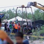 Personal de rescate labora en la zona donde se encuentran 10 mineros atrapados, hoy en el municipio de Sabinas en Coahuila (México). EFE/Antonio Ojeda