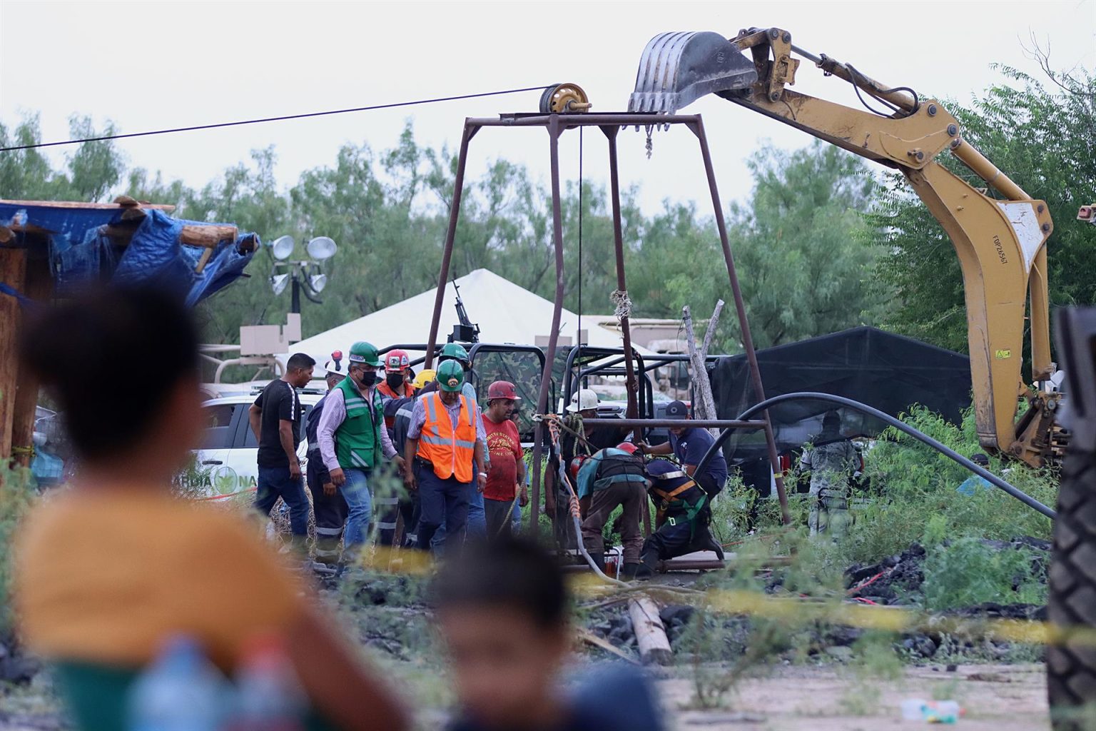 Personal de rescate labora en la zona donde se encuentran 10 mineros atrapados, hoy en el municipio de Sabinas en Coahuila (México). EFE/Antonio Ojeda